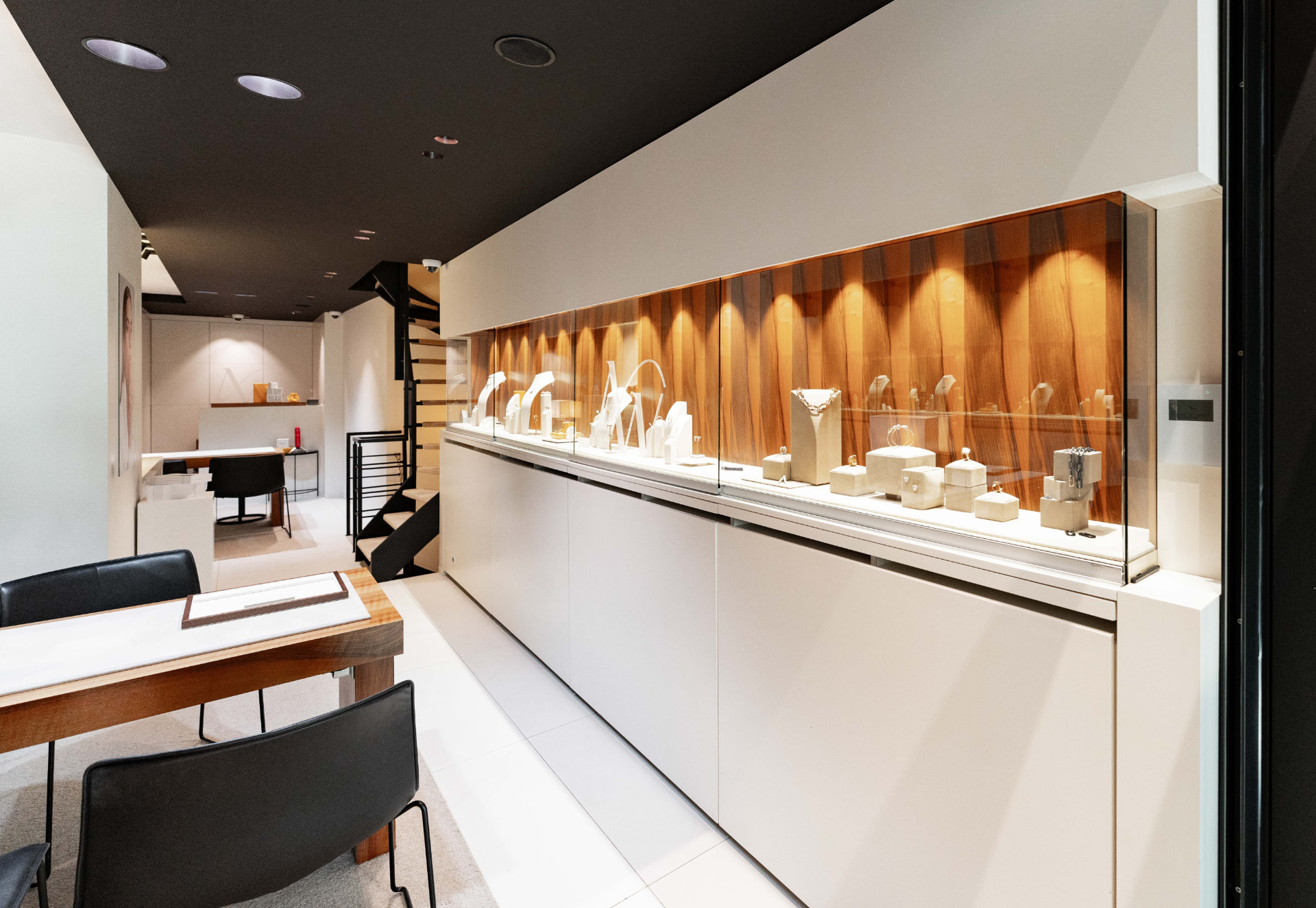 Interieur van de boetiek in Knokke