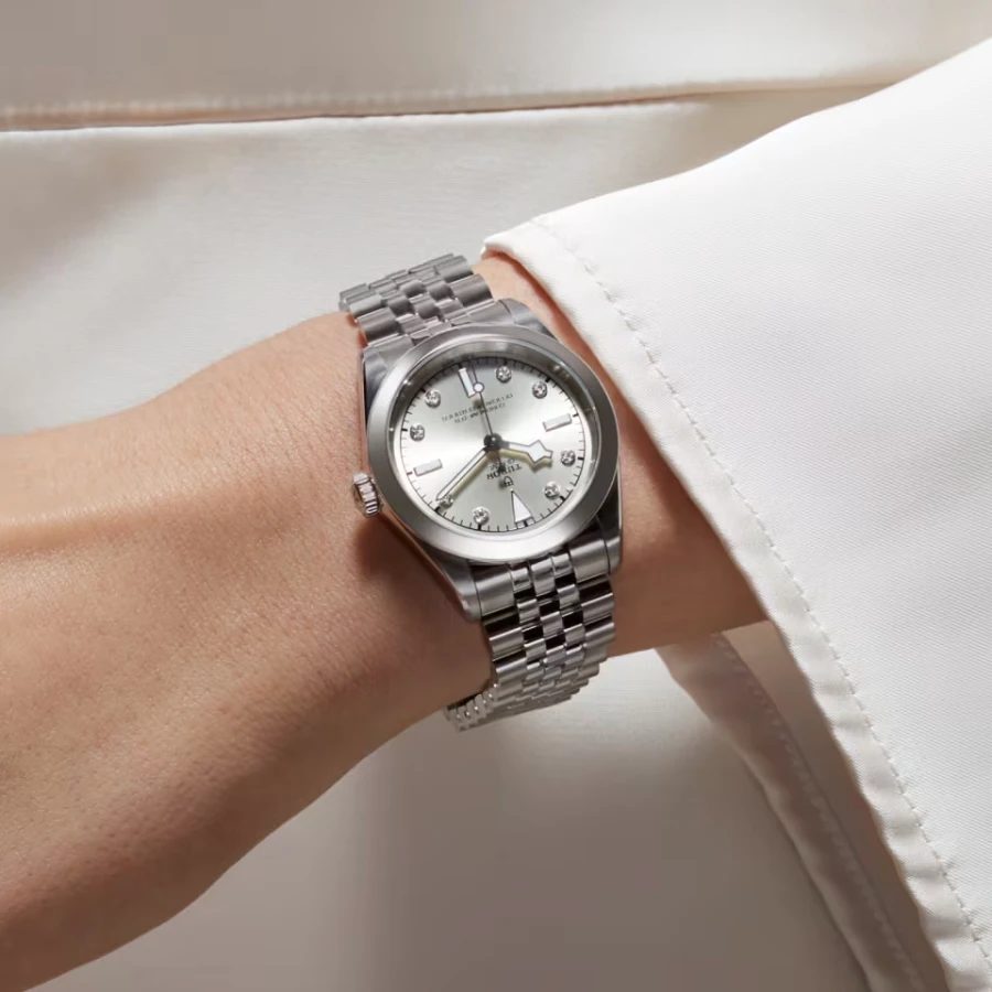 Tudor Black Bay 31 — gedragen