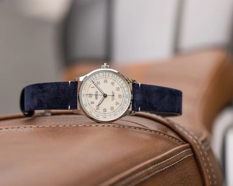 Angelus Instrument de Vitesse Ivory White — gedragen